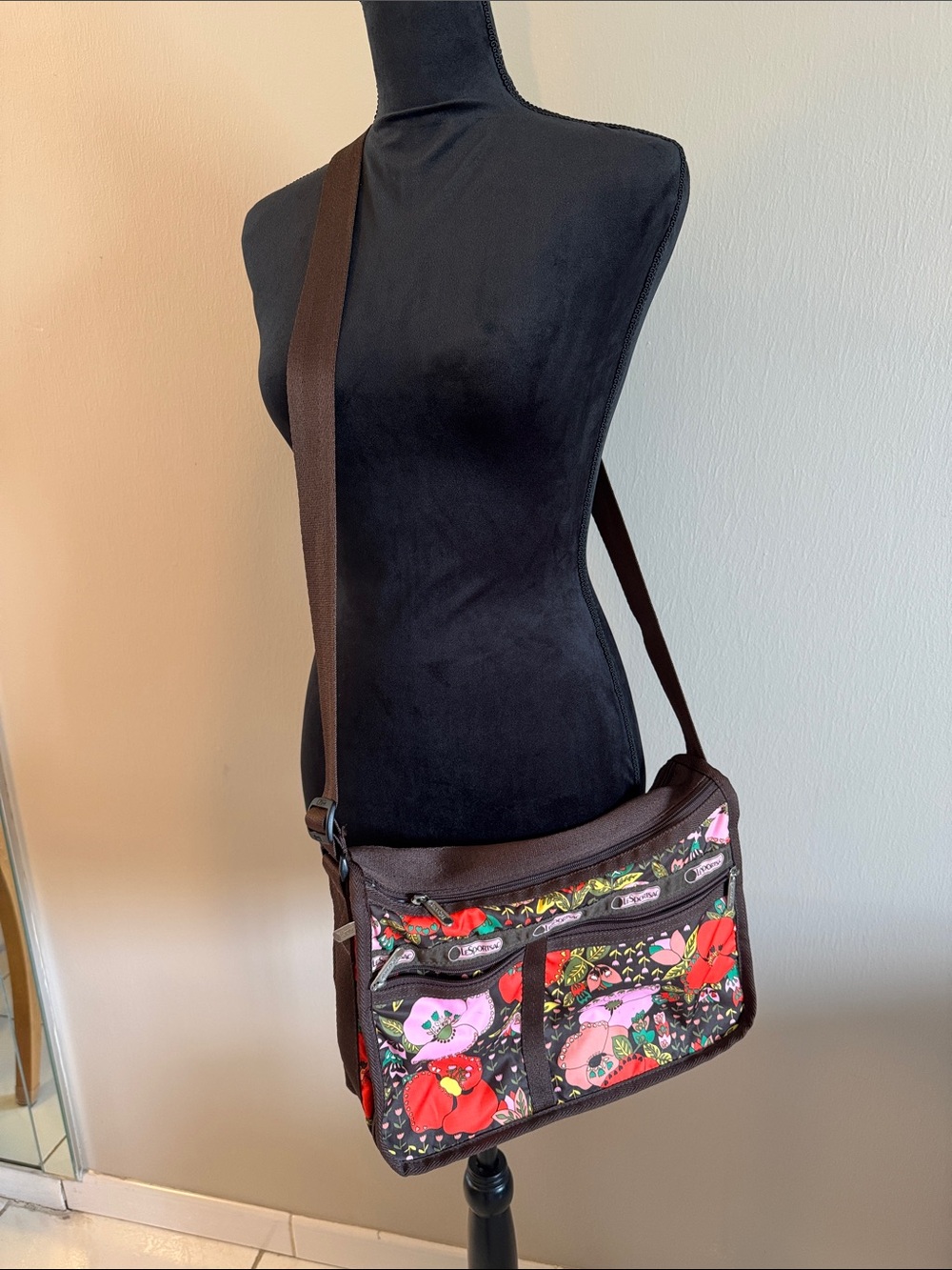 LeSportsac floral bag - Picture 13 of 13
